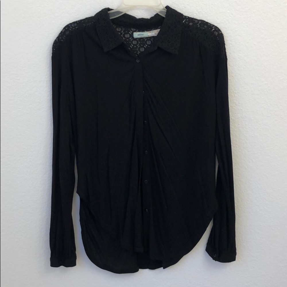 Black blouse by kimchi blue